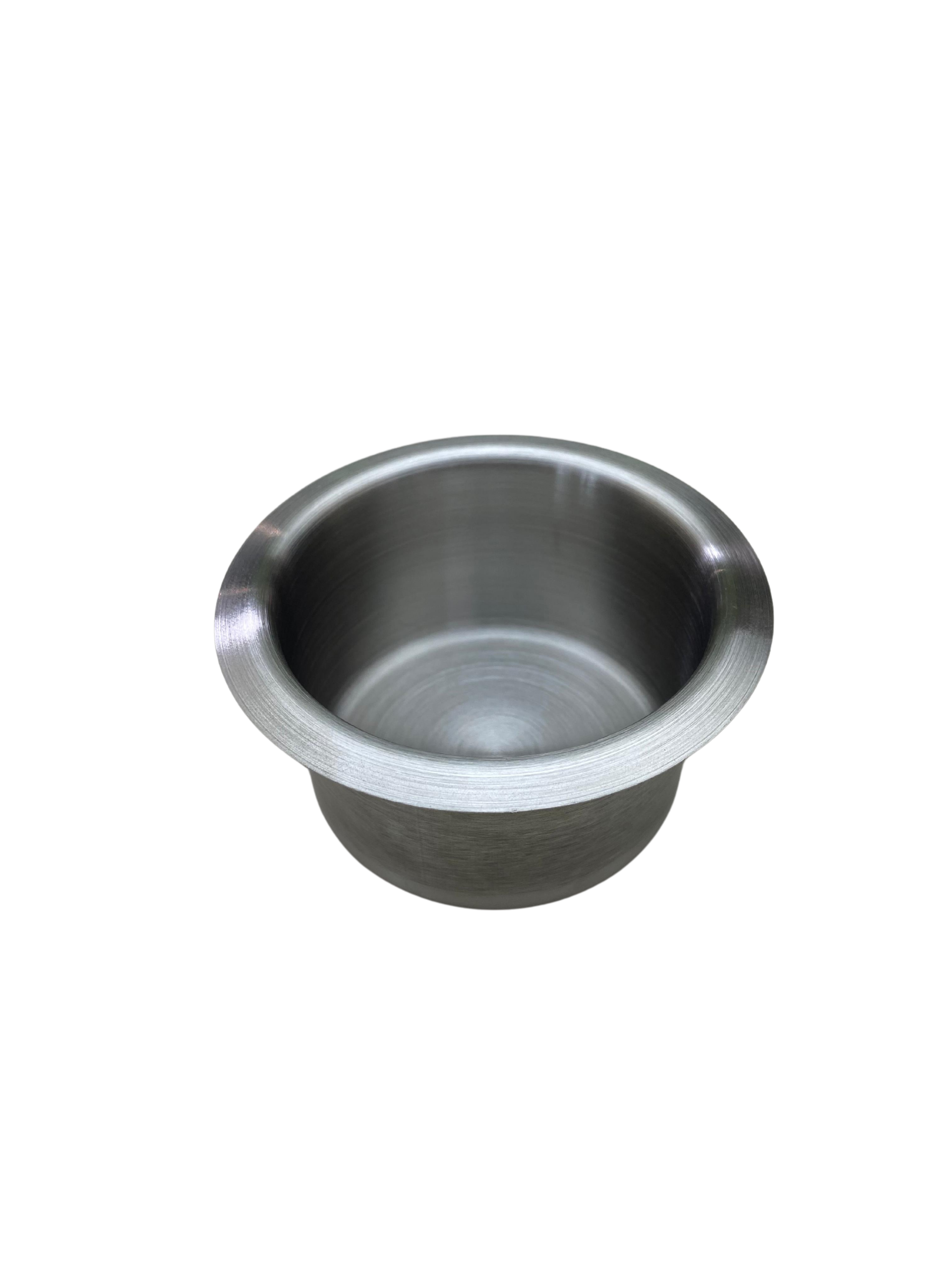 RVS Inbouw Bekerhouder - Ruim en Duurzaam Voeg gemak toe aan je voertuig of boot met onze RVS inbouw bekerhouder. Met een inbouwdiepte van 50 mm en een inbouwdiameter van 83 mm, past deze bekerhouder perfect in je interieur. De flens heeft een diameter van 105 mm voor stabiliteit. Gemaakt van hoogwaardig roestvrij staal voor duurzaamheid en stijl.